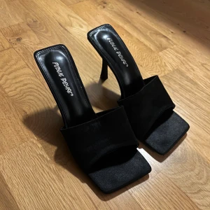 Svarta klackar från Public Desire - Säljer ett par svarta klackar från Public Desire helt oanvända 