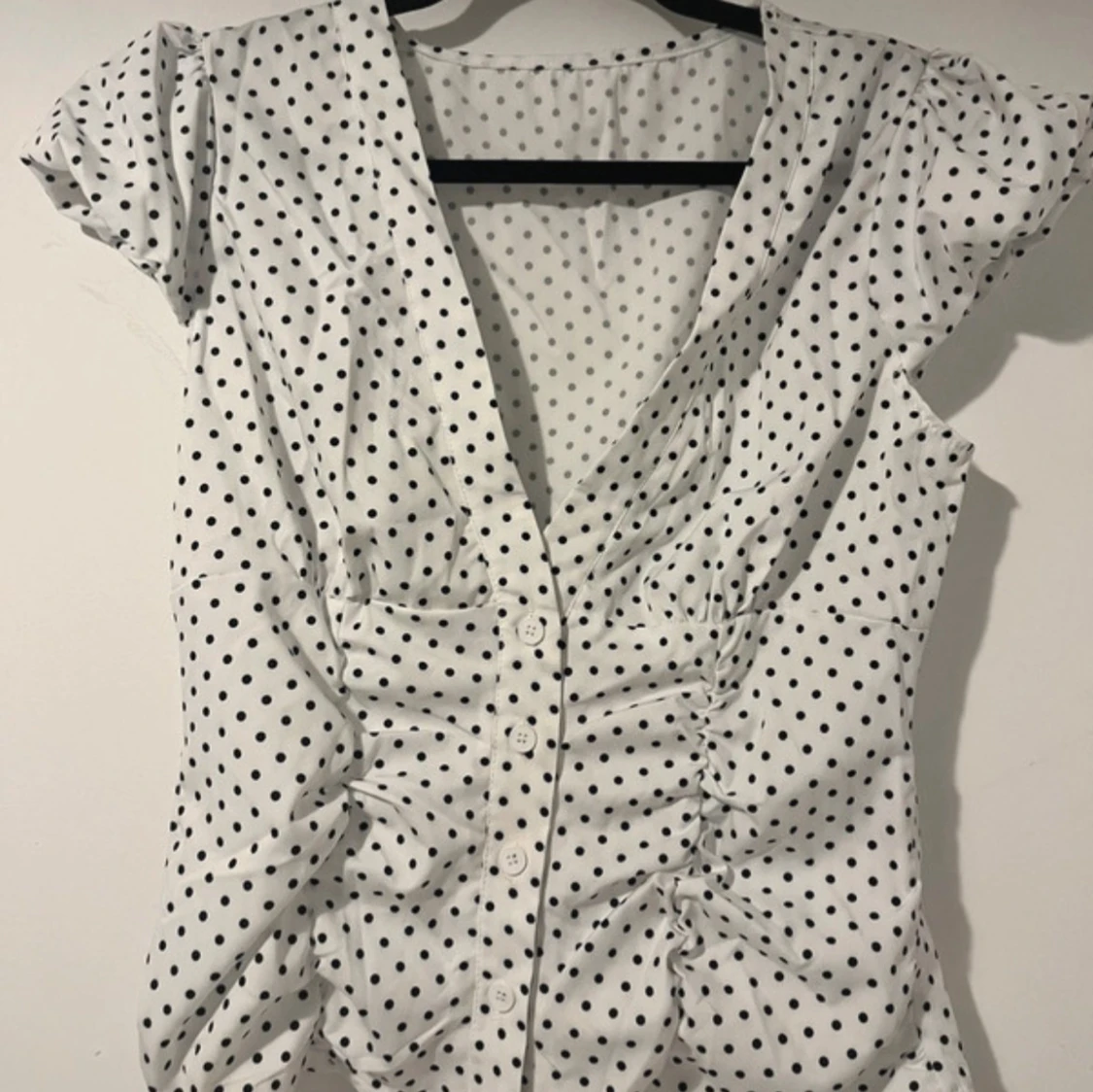 Vit prickig blus med v-ringning - 1