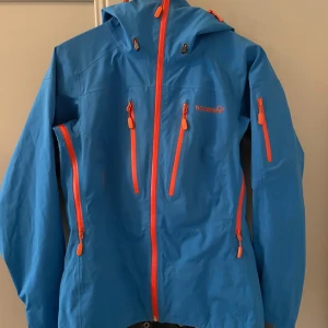 Norrøna skidjacka - Så snygg skidjacka från Norrøna som tyvärr inte kommer till användning! Är i väldigt bra skick 🩵🧡 Pris kan diskuteras vid snabb affär!!