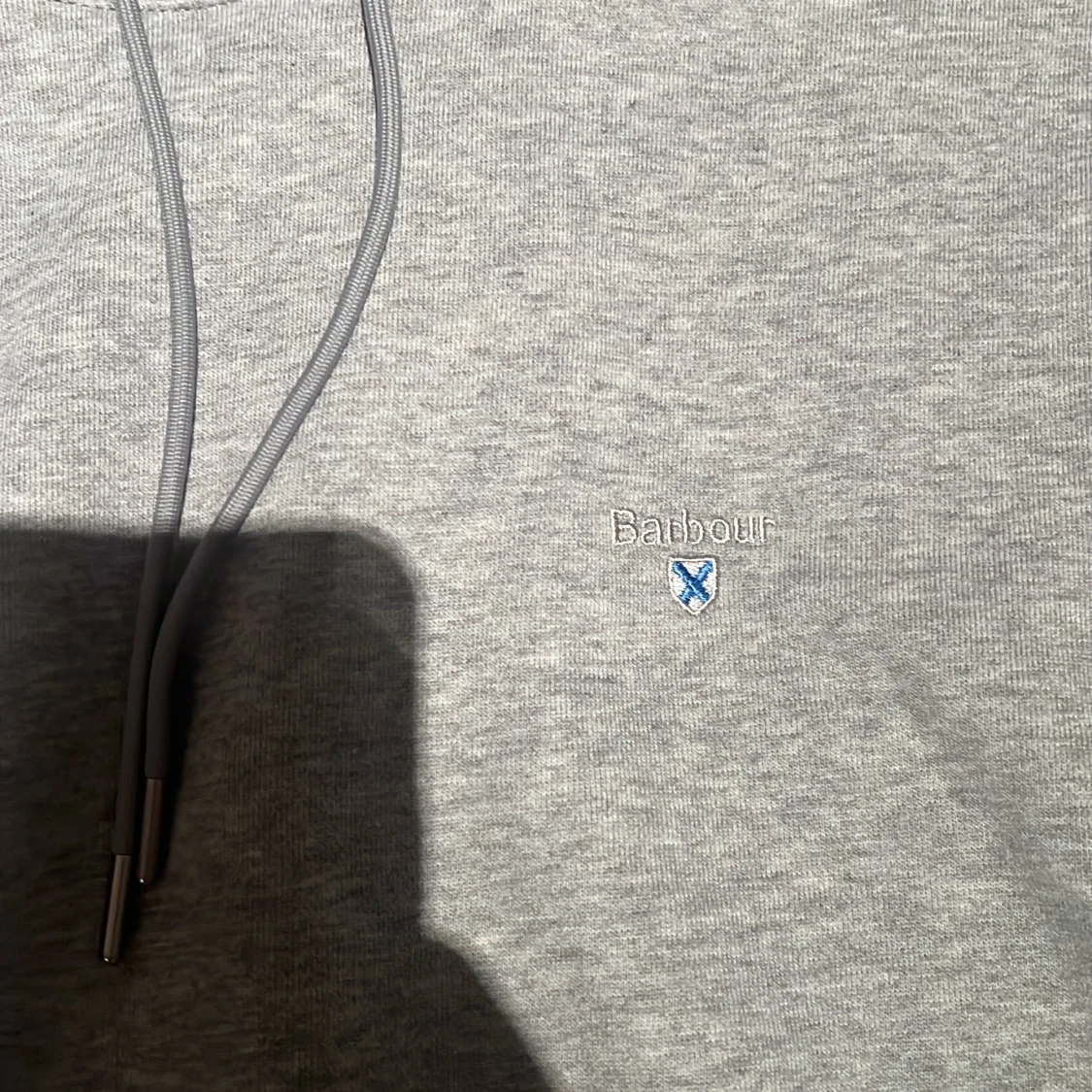 Grå hoodie från Barbour med broderi - 1