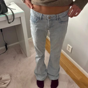 Ljusblå bootcut jeans - Säljer dessa super snygga low waist boot cut jeans i nyskick! Storlek 36/S🤍 Om ni undrar något är det bara att höra av sig!