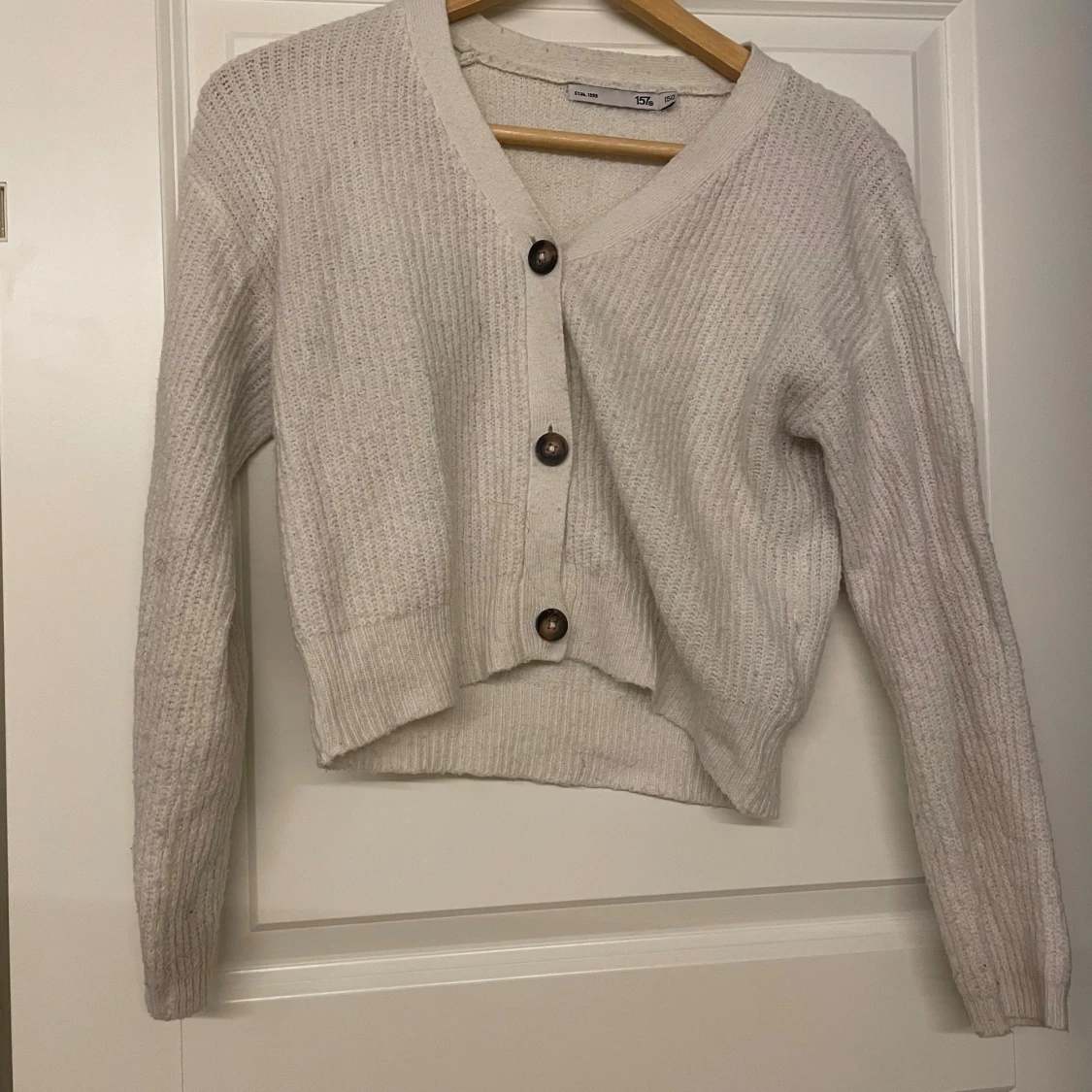 Grå/Beige stickad kofta med knappar