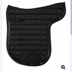 Vojlock - Ingen elektronikprodukt identifierad på bilden. Bilden visar en svart schabrak, vilket är en hästutrustning och inte en elektronisk enhet.