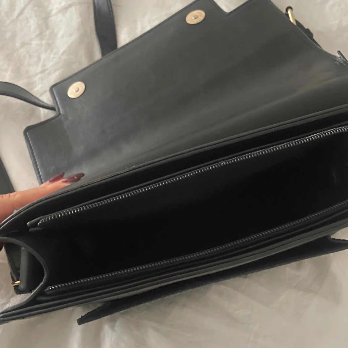 Svart axelväska i skinn med dragkedja - 2