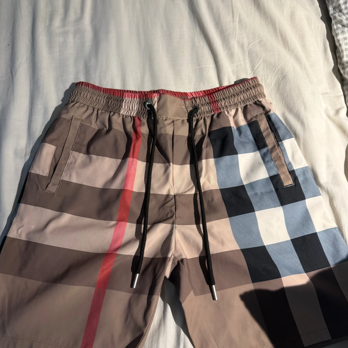 Rutig Burberry shorts med snörning - 3