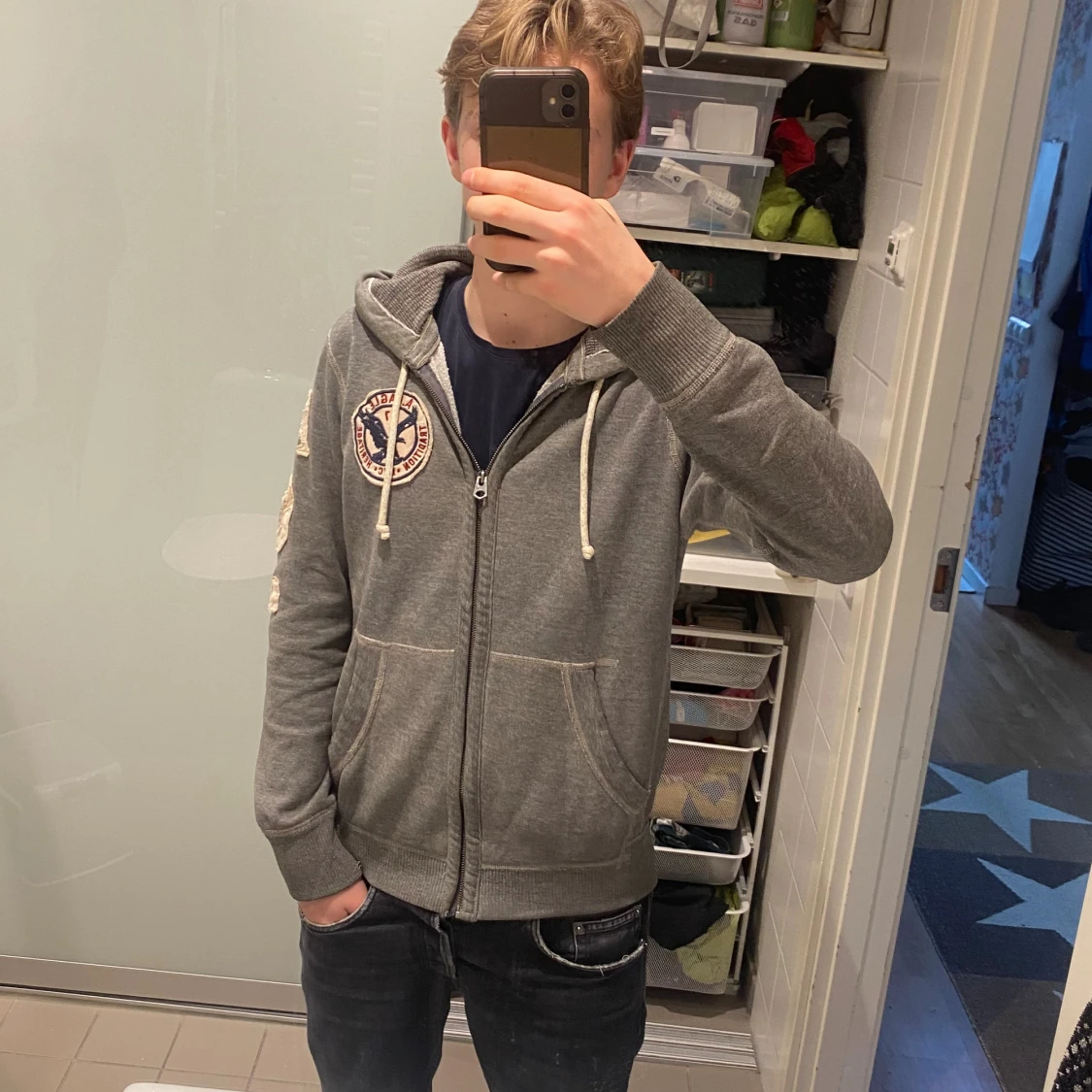 Grå hoodie från American Eagle - 1