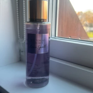 Victoria's Secret Love Spell mist - Populär body mist från Victoria's Secret, Love Spell. Köpt i london 