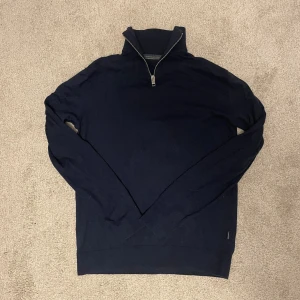 Navy blue half zip - Navy blue half zip från Jack & Jones inga defekter. M fits S, fraktar samma dag! Pris ej hugget i sten!🙌