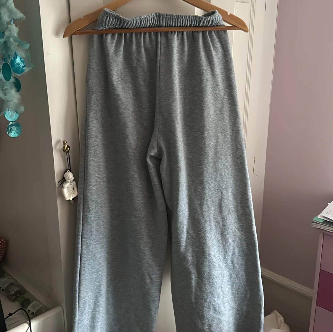 Grå mjukisbyxor med snörning - 1