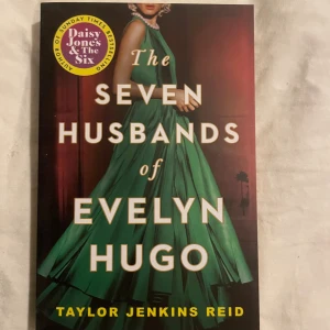 The Seven Husbands of Evelyn Hugo - Upptäck Hollywoods glamour och hemligheter med Evelyn Hugo! En fängslande berättelse om kärlek, ambition och förbjuden vänskap som tar dig från 50-talets Los Angeles till 80-talets showbiz. Perfekt för dig som gillar drama, kändisliv och oväntade vändningar.