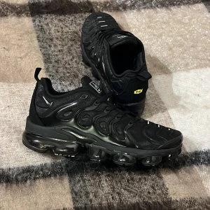 Nike Vapormax Plus svarta - Säljer ett par oanvända svarta Nike vapormax plus i storlek 45 men funkar okså för 44, nypriset ligger på 2300kr men säljer dom billigt då jag inte har kvar lådan. Vid frågor eller intresse är det bara att skriva ✍️ priset kan diskuteras inom snabbaffär eller bundleköp Mvh ✅