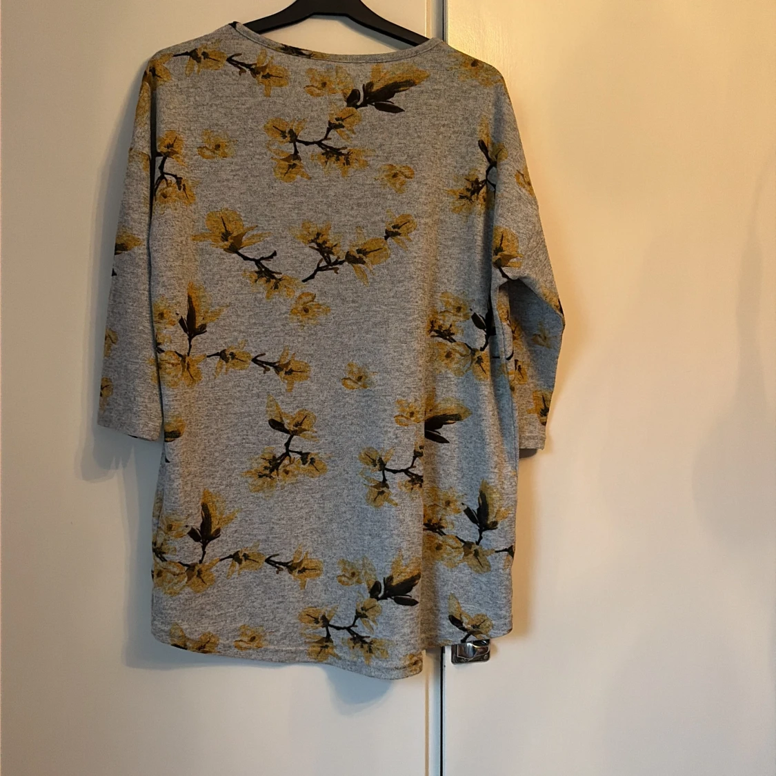 Grå blommig topp från Vero Moda - 1