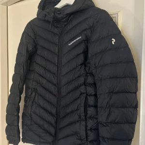 Peak Performance Jacka - Jacka från Peak Performance i storlek s. Använd men fortfarande i fint skick. En liten fläck på höger ärm (bild 5) annars inga defekter. 💗