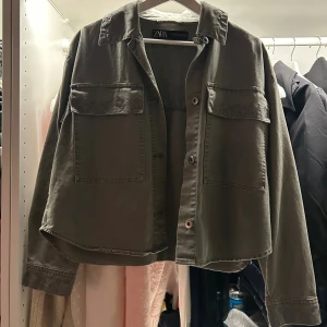 Grön overshirt från Zara - Grön jacka från Zara 