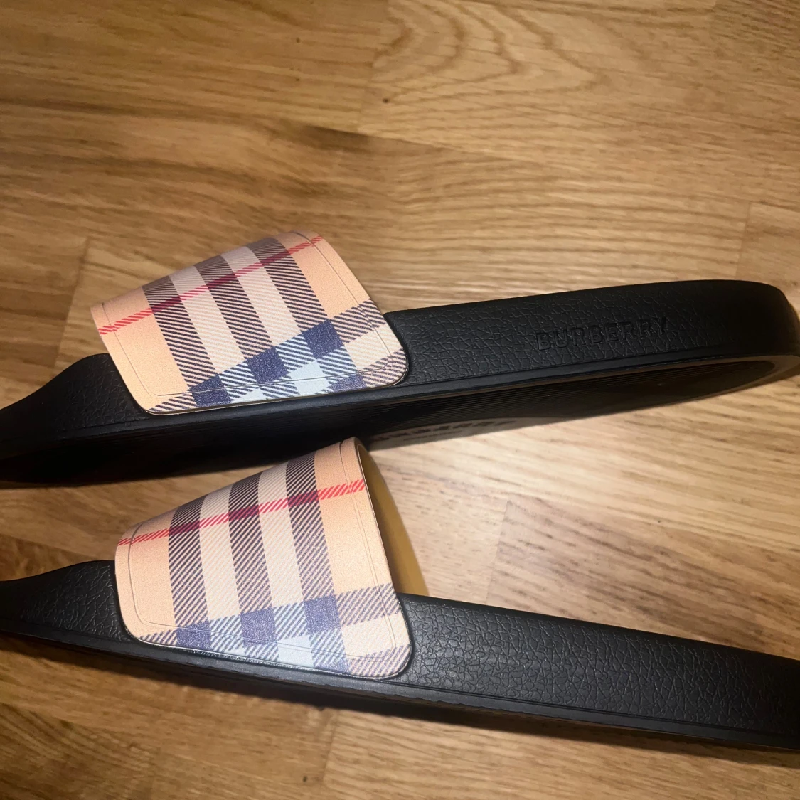 Burberry sandaler med klassiskt rutmönster - 3