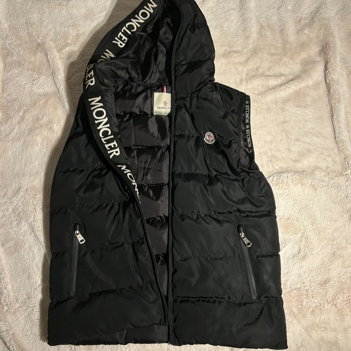 Svart dunväst med huva från Moncler