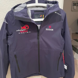 Sail Racing tech jacka  - Snygg Sail racing tack jacka perfekt för både segling och regning höstväder. Helt oanvänd i storlek M. Hör av dig vid minsta fråga!!’ 