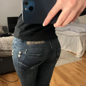 Super lågmidjade jeans  - Säljer dessa as snygga jeans som är köpte från Sellpy. Okänt märke. Säljer då de har blivit alldeles för små för mig. Midjemåttet är 36cm rakt över och Innerbenslängden är ca 80cm. Vet inte storleken exakt men skulle gissa på ungefär 24/25 i waist och 32 i längden! ☺️
