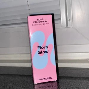 Mamonde Flora Glow Rose Liquid Mask - Mamonde Flora Glow Rose Liquid Mask med 10% PHA kommer i en snygg rosa och ljusblå förpackning. Masken är flytande och designad för att ge glow och fräsch känsla till huden. Perfekt för dig som vill boosta din hudvårdsrutin med extra lyster.