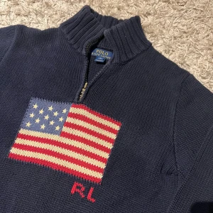 Polo Ralph lauren usa flag stickad tröja herr S marinblå  - Polo ralph lauren tröja herr med klassiska USA flaggan. Den är stickad och i mycket bra skick. Sitter som storlek S. Passar dig mellan 165-179cm. Postas antigen samma dag som köp eller dagen därpå🙌💯
