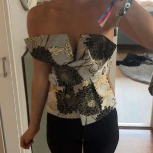  axelbandslös korsett topp -  axelbandslös korsett topp med mönster i svart och guld. Bara använd en gång! Men är verkligen jätte snygg🤩sista bilderna är från förra säljaren 💕