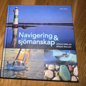 Navigering & sjömanskap - Perfekt för dig som vill lära dig mer om navigation, sjöregler och båtliv! Den här boken är en modern och praktisk guide för unga och vuxna som vill ta förarintyg eller kustskepparintyg, eller bara bli säkrare på sjön. Fylld med tips om säkerhet, väder och manövrering.