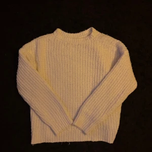 Vit stickad tröja, Bik Bok - Säljer en fin jättemysig stickad tröja från Bik Bok i storlek M. 