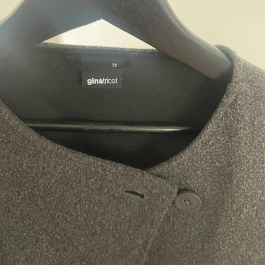 Mörkgrå kavajjacka från Gina Tricot - 1