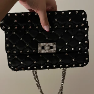 Liten valentino väska rockstud  - Liten valentino rockstud spike väska i svart. Alla nitar är kvar. Har dustbag och äkthetsbevis. Byter gärna mot en större! 🖤❤️