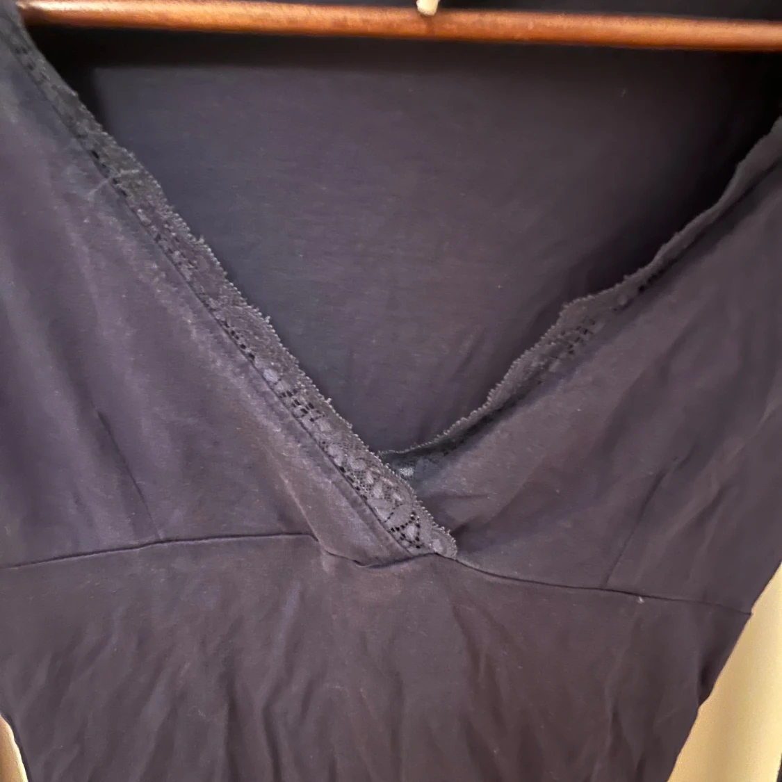 Mörkblå omlottopp med spets från Nelly - 1