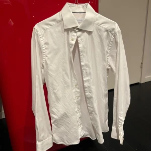 Vit slim fit skjorta från Eton - Snygg vit skjorta från Eton i slim fit-modell, perfekt för dig som gillar en stilren och klassisk look. Storlek S/M 