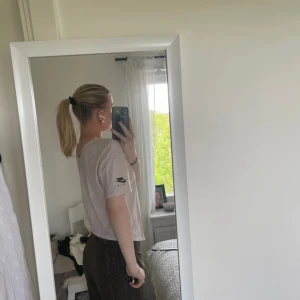 Ljusrosa Nike Air Dri-Fit topp - Säljer en ljusrosa croppad topp från Nike Air med Dri-Fit-teknologi. Toppen är kortärmad och har meshmaterial med perforerade detaljer och Nike-logga på ärmen. Perfekt för träning och sportiga dagar, riktigt skön och luftig.