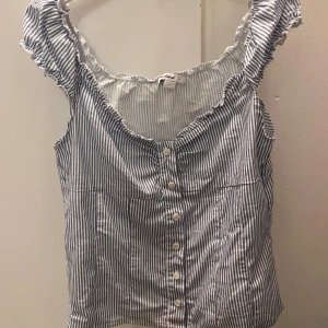 Subdued topp - Säljer en jättefin Subdued topp/blus❤️ Storlek S och ändast använd en gång. Originalpris= ca 500 kr❣️