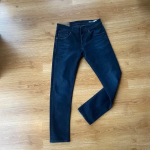 Dondup  - Mörkblåa dondup jeans Storlek 33 Skick 8/10  Vid snabb affär kan pris diskuteras