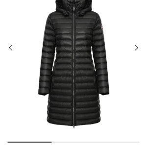 Svart lång dunjacka från Colmar - Snygg svart dunjacka från Colmar med huva och quiltad design. Jackan är lång, har dragkedja framtill och en clean look med diskret logga på ärmen. Perfekt för kalla dagar och har en modern, slim passform som sitter riktigt bra.   Orginalpris 4 990kr, aldrig använd