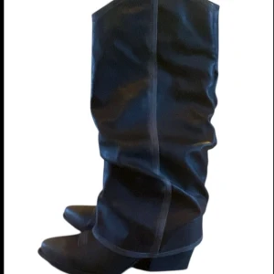 Foldover boots - Skitsnygga boots från zalando, endast använda en gång då jag inte kan gå i klackar tyvärr! Nypris runt 600-700kr🩶