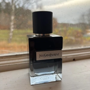 YSL Y EDP - Fräsch stark doft som håller länge på huden och ger mycket komplimanger. Doftnoter av äpple, ingefära och Bergamott samt hjärtnoter av salvia enbär och geranium. Basnoterna är amber, tonkaböna cederträ samt vetiver. Parfymen innehåller från början 60 ml och är cirka 40 ml kvar. 