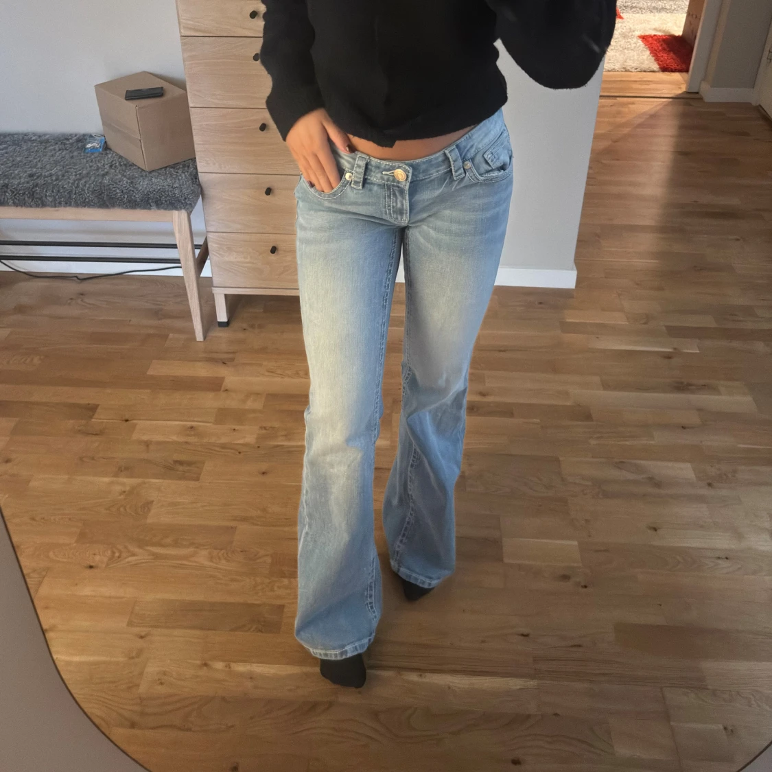 Ljusblå bootcut jeans med broderad ficka
