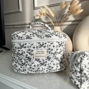 Sminkväska Present Gift Julklapp Sminkförvaring Förvaring Skönhet - 2 st nya oanvända sminkväskor. Väldigt fint och mjukt tyg.   Mått: Stora: 25x16x16 cm Lilla: 19x6cm