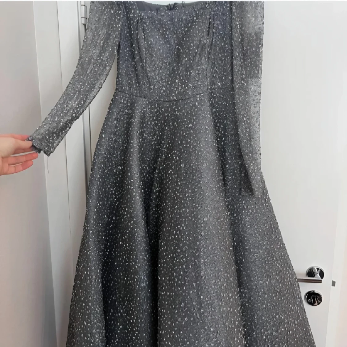 Glittrig långärmad silverklänning - 1