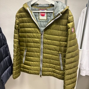 Colmar dunjacka  - Steeeal, colmar dunjacka - vill bli av med idag därav så lågt pris IT46 men passar S/M Väldigt fint skick men finns en liten reva  Khaki färg Jag är 182 väger 76kg