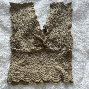 spetstopp - så snygg spetstopp från zara som tyvärr inte säljs längre, köpt secondhand men i väldigt fint skick! 