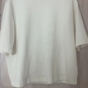 Vit oversized t-shirt från 157 - Enkel och stilren vit t-shirt från 157 i oversized passform. T-shirten har korta ärmar och är gjord i mjuk bomull, perfekt för en clean och avslappnad look. Passar dig som gillar minimalistisk stil.