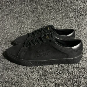 Saint Laurent skor  - Säljer ett par Saint Laurent skor i den eftertraktade färgen svart. Storlek 43. Nyskick, använda en gång utomhus. Nypris 5999kr, köp för endast 2499kr. Box ingår. Möts upp i Stockholm eller fraktar spårbart via postnord📦