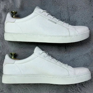 Jack&Jones sneakers - Vita sneakers i mycket fint skick. Storlek 45. Köpta av mig i Jack&Jones-butiken för 679kr. Snygga och stilrena.