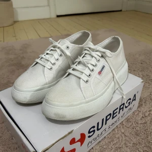 Superga Sneakers  - Här har vi ett par skor från det italienska märket Superga. De kommer i original förpackning och är i mycket bra skick så gott som nya. De är i storlek 41. Köpta för över 700kr.😊💕🤗😄