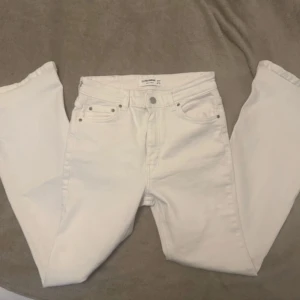 Vita bootcut jeans - Super snygga vita bootcutjeans från pull&bear, har sytt upp dom men aldrig använt så dom är i nyskick. Har sytt upp dom så dom passar någon som är runt 163-166cm lång. Men går självklart att sprätta upp om du är längre. Storlek 38!!