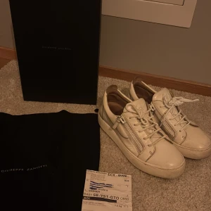 Giuseppe Zanotti skor - Säljer ett par vita sneakers från Giuseppe Zanotti i använt men fint skick. Köpta från deras hemsida.