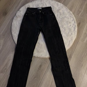 Svarta straight jeans från g perfect jeans - Svarta jeans från g perfect jeans i storlek 32. Klassisk femficksmodell med raka ben och normal passform. Jeansen har knapp och dragkedja framtill samt bälteshällor. Materialet är slitstarkt jeans och färgen är mörk svart.