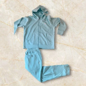 Ralph Lauren Dress - Snygga ljusblå mjukisbyxor med elastisk midja och snörning. Byxorna har en avslappnad passform och är gjorda i mjukt bomullsmaterial. Perfekta för chill dagar eller träning. Matcha med hoodie för en komplett look.